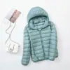 En Stock Invierno 2025 Versión Coreana Nueva Chaqueta de Plumas Ultraligera para Mujer, con Capucha, Corta, Ajustada, Tallas Grandes, Abrigo de Moda