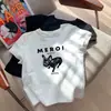 2025 Nuevo Estilo de Verano Americano Hombro Derecho Diseño de Estampado de Letras de Cachorro de Dibujos Animados Camiseta de Manga Corta Top Versátil para Mujer