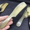 Peine de mango largo de 20 cm de grosor, peine de cuerno azul con encaje tallado, peine de dientes redondos, peine de cuerno amarillo de dientes finos para masaje capilar