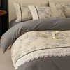 Conjunto de cama de quatro peças em renda francesa escovada, 100% algodão, grau A, espessado para outono e inverno, lençol de algodão puro, capa de edredom e lençol com elástico, oferecendo um toque luxuoso