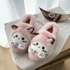 Chinelos macios e fofos com tema de gato para mulheres, quentes e confortáveis para o inverno, com sola macia, perfeitos para usar no pós-parto e ideais para uso interno.