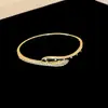 Pulsera de Moda con Apertura Hueca Cruzada Transfronteriza Europea y Americana, Pulsera de Diseño Nicho, Joyería de Lujo Ligero de Alta Gama para Mujeres