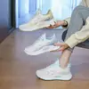 Zapatos Deportivos Transpirables de Malla, Nuevos Zapatos de Padre de Suela Gruesa para Primavera y Otoño, Zapatos Blancos Casuales Versátiles, Zapatos de Mujer Suaves y Resistentes al Desgaste