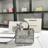 Entrega en una sola pieza bolsa de mano para la ciudad de gran capacidad impresión 2024 Nuevo bordado portátil bolsa cuadrada pequeña venta al por mayor