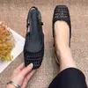 Sandalias de estilo coreano de nicho de una sola tira y punta cerrada para mujer, con recortes tejidos sin talón, color blanco roto, tacón grueso, piel suave, zapatos de verano