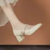 Sapatos femininos de salto alto 2023 novo primavera e outono estilo Hong Kong, adequados para saias e cheongsams, sapatos de salto médio grosso retrô, sapatos femininos Mary Jane franceses