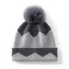 Nova coleção outono/inverno 2026: Chapéu de tricô de cashmere feminino moderno e versátil estilo coreano com pompom em blocos de cor, confortável e quente para o tempo frio