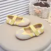 Zapatos modernos para niñas estilo coreano con punta dividida sintética, nuevos zapatos tipo gorro verano 2026, zapatos de cuero retro franceses para niñas pequeñas