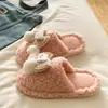 Pantufas Fofas de Desenho Animado com Laço Urso Branco Peludo para Mulheres 2026 Outono e Inverno Versáteis Leves Macias Quentes Pantufas de Algodão