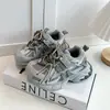 Nova Coleção de Outono 2026: Tênis casuais estilosos e modernos para meninos, estilo coreano, versáteis e também disponíveis como 'dad shoes' para meninas.