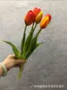 Tulipán de Simulación Considerable de 5 Cabezas con Capullo Atado a Mano Sensación Hidratante Plástico Suave Flor Artificial Decoración del Hogar Mesa de Comedor Arreglo Floral