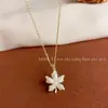 Collar de Cuentas de Concha con Colgante de Hoja de Arce, Temperamental, Moderno, Dulce y Versátil, Cadena Clavicular Personalizable de Lujo Accesible, Aretes de Alta Gama para Mujer