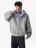 Sudadera con capucha de peso pesado, estilo americano, gris, deconstruida y de cuello alto para hombre, que irradia un ambiente fresco, relajado y chic sin esfuerzo