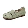 Zapatos individuales populares de comercio exterior transfronterizo, zapatos de malla hueca transpirables, suela suave, parte superior suave, zapatos slip-on antideslizantes para mujeres de mediana edad y ancianas