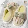 Chinelos de Algodão Pelúcia Femininos Inverno 2025 Novos Para Casa Interno Sola Grossa Antiderrapante Laço Quente Peludos