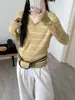Suéter fino de lã 16 gauge feminino com design listrado contrastante, textura macia e um caimento relaxado e elegante, perfeito para o uso diário