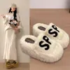 Pantuflas de plataforma gruesa para aumentar la altura para mujer, nuevo estilo otoño e invierno 2026, pantuflas peludas para exteriores con estampado de letras, zapatos casuales versátiles para mujer