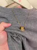 Camiseta Gris de Manga Larga Estilo Europeo para Mujer, Nuevo Modelo Primavera y Otoño 2025, Diseño Único y Exquisito de Espina de Pescado, Camiseta Básica de Cuello Redondo Ajustada