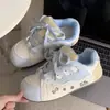 Sapatos rasos femininos brancos de couro retrô, novo modelo da primavera de 2026, fofos, bico redondo, requintados, mocassins para mulheres