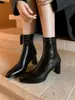 Botas de tornozelo retrô quadradas com salto grosso para mulheres, coleção nova outono/inverno 2026 da moda, botas versáteis elásticas justas, adequadas para o trabalho e uso diário, botas de salto alto cor nude