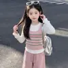 Conjunto de Roupa para Meninas Primavera e Outono 2026 Novo Estilo Infantil Elegante Camisa Base Colete de Lã Calça Casual Conjunto de Três Peças de Outono