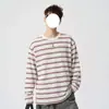 Camiseta de manga larga a rayas para hombre, estilo americano, corte relajado, adecuada para primavera y otoño, con cuello redondo holgado y un moderno diseño color block para un look casual.