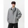 En stock: Nueva chaqueta casual para hombre estilo otoño 2026 hecha de tela de lana, marca trendy americana, con cuello de solapa, diseño de bloques de color y un corte grande y holgado.