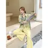 Conjunto de Outono Estilo Casual Fashion para Férias, um Conjunto Completo de Produtos Europeus, uma Linda Camisa Floral Rejuvenescedora e Calças de Pernas Largas Conjunto de Duas Peças