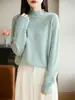 Suéter Gola Alta Meia Tendência Estilo Chanel para Mulheres com Crochê Pesado, Apliques de Strass, Top Interno Estiloso, Camisa Base Tricotada