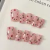 [Diseño original de Ling Luo] Uñas cortas estilo retro con puntos rojos y pequeñas bolitas de acero, creando un efecto ojo de gato y realzando el tono de piel; disponible para venta al por mayor