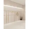 Estante de exhibición para tienda de ropa madera de mar acero inoxidable montado en la pared simple colgante lateral de piso estante de exhibición tienda de ropa de mujer estante de ropa