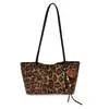 Elegante bolso tote de color liso retro a la moda para mujer, nuevo y versátil 2026, bolso pequeño de gran capacidad para el trabajo, de hombro y debajo del brazo