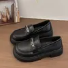 Sapatos mocassins femininos, sapatos pequenos de couro, slip-ons que aumentam a altura, sapatos de sola única retrô, nova moda 2026, primavera e outono, estilo britânico, sola grossa