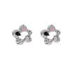 Pendientes de oro blanco con diamantes y flores recortadas de Niche Design: un estilo dulce y moderno, elegantes y versátiles, para mujer.
