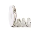 A fita de cetim estampada Dexin de 1 cm é só para você. Fita de cetim para embalagem com estampa em inglês, fita para embalagem de presentes e confeitaria