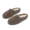 Novedad Otoño e Invierno 2025 Estilo Baotou Zapatos Planos de Medio Arrastre Zapatillas Peludas de Celebridad de Internet para Mujeres Zapatos Planos Perezosos Tipo Mula Zapatos de Algodón