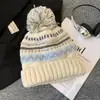Gorro de Punto con Pompón Estilo Fair Isle para Mujer 2025 Otoño e Invierno Nuevo Estilo Cálido que Protege las Orejas