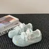 Sapatos Versáteis para Estudantes Femininos 2025 Novos Populares Sapatos Brancos de Solado Grosso de Alto Valor para Mulheres Sapatos Finos de Treinamento Moral Sapatos de Pão