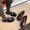 Dois tipos de mocassins internos estilo estrangeiro Coringa com forro de lã de moeda de ouro 2025 primavera salto médio grosso bico redondo couro boca profunda sapatos de sola única para mulheres