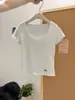 Camiseta Bordada de Manga Curta Estilo Europeu e Americano com Foto Real para Mulheres Verão 2025 Nova Slim Estilo Coreano Ombro Direito Decote U Top de Meia Manga