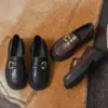 Zapatos negros de cuero de suela blanda estilo británico para mujer, novedad otoño 2026, mocasines planos slip-on retro versátiles