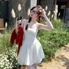 Vestido de Alcinha Estilo Ballet para Mulheres, Verão 2026 Novo Branco Afina a Cintura Design Emagrecedor Saia Floral Vestido Curto