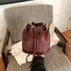 Bolso de mano retro de ante para mujer, nuevo y popular en 2026, estilo Maillard, bandolera cruzada tipo cubo