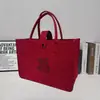 Fabricante de sacolas de presente de feltro personaliza bolsas de mão de feltro vermelhas para casamentos e noivados, bolsas de presente de casamento personalizadas