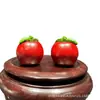 Adornos de Manzanas Talladas en Palo de Rosa Se Venden en Lugares Pintorescos a Precios Baratos y Se Usan como Regalos para la Noche
