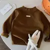 Camiseta infantil de manga comprida, novo estilo 2026, gola alta curta para bebê, camada base unissex estilo coreano de inverno, forrada com fleece, top da moda