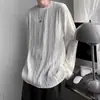 Camiseta de manga larga texturizada para hombre, corte holgado, adecuada para primavera y otoño, en un moderno estilo de Hong Kong, perfecta como capa interior o capa base para el otoño, diseño a rayas
