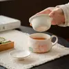 Caneca de Cerâmica Rosa Claro com Peônia Pintada à Mão e Design em Camadas, Adequada para Uso no Escritório e em Casa, Caneca com Infusor de Chá