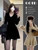 Vestido de Punto Negro con Cuello en V 2025 Nuevo Traje de Falda Corta para Primavera, Otoño e Invierno con Cintura Pellizcada