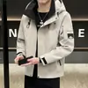 Chaqueta Cortavientos para Hombre Primavera y Otoño 2026 Nuevo Estilo de Primavera Fresca Americana Ropa de Trabajo para Exteriores Chaqueta con Capucha Ropa de Hombre